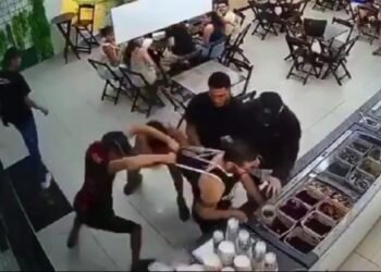 Grupo cerca homem em sorveteria e arranca camisa de torcida organizada