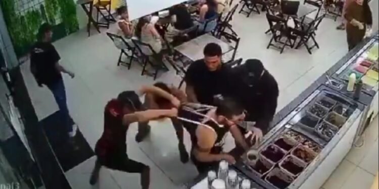 Grupo cerca homem em sorveteria e arranca camisa de torcida organizada