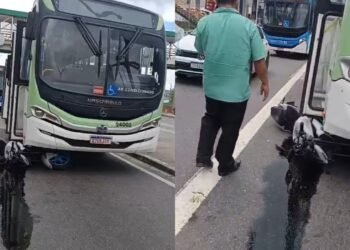 Acidente termina com motocicleta debaixo de ônibus na Constantino Nery, em Manaus