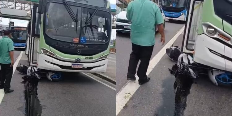 Acidente termina com motocicleta debaixo de ônibus na Constantino Nery, em Manaus
