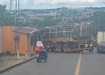 Caminhão perde controle em ladeira e atinge casa na zona Leste de Manaus