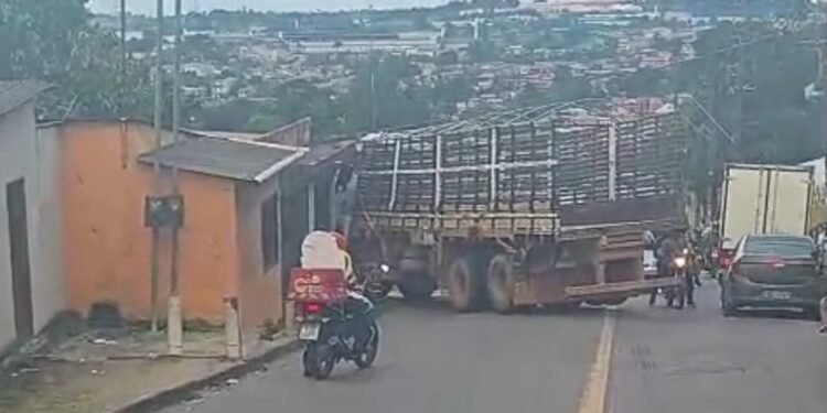 Caminhão perde controle em ladeira e atinge casa na zona Leste de Manaus