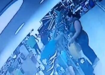 Dupla é filmada furtando mercadorias em sapataria no centro de Manaus