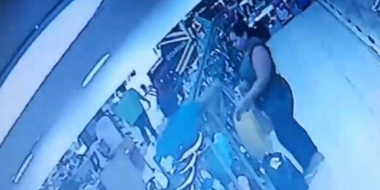 Dupla é filmada furtando mercadorias em sapataria no centro de Manaus