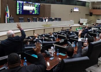 Vereadores aprovam manobra para garantir empréstimo de R$ 620 milhões a Prefeitura de Manaus