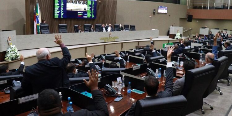 Vereadores aprovam manobra para garantir empréstimo de R$ 620 milhões a Prefeitura de Manaus