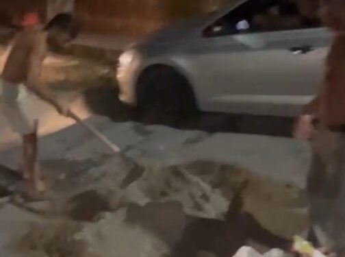 ‘A comunidade faz o que a prefeitura não faz’: moradores tapam buracos na zona Norte de Manaus