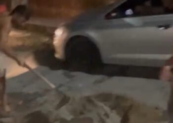 ‘A comunidade faz o que a prefeitura não faz’: moradores tapam buracos na zona Norte de Manaus