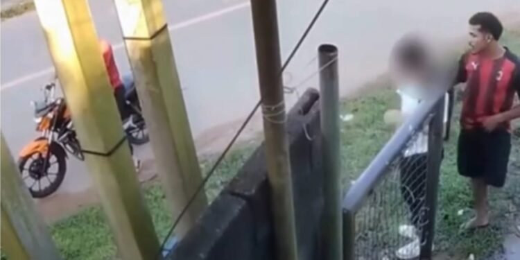 Dupla assalta estudantes em ponto de ônibus na zona Oeste de Manaus
