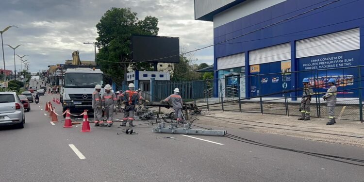 acidente-poste-carro