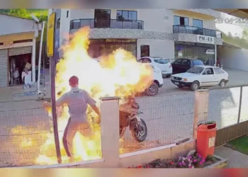 Homem ateia fogo na própria moto durante abordagem da PM e mãe fica ferida