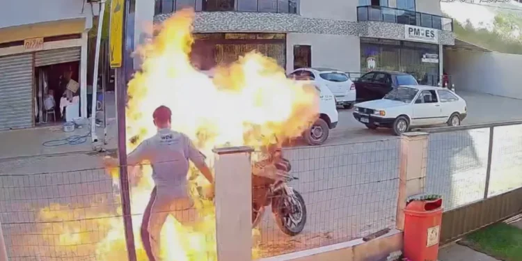 Homem ateia fogo na própria moto durante abordagem da PM e mãe fica ferida