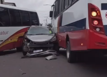 Colisão entre dois micro-ônibus e carro na zona Centro-Oeste