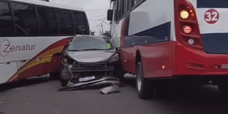 Colisão entre dois micro-ônibus e carro na zona Centro-Oeste