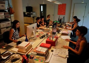 Emprego feminino aumenta 11%, mas desigualdade salarial persiste