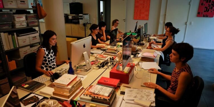 Emprego feminino aumenta 11%, mas desigualdade salarial persiste