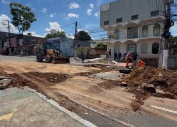 Interdição na Avenida Constatino Nery, sentido centro-bairro - (Foto: Túnico Santos- Rios de Notícias)