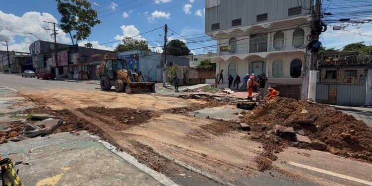 Interdição na Avenida Constatino Nery, sentido centro-bairro - (Foto: Túnico Santos- Rios de Notícias)