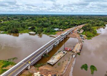 Após pressão, população inaugura nova ponte do Autaz Mirim na BR-319