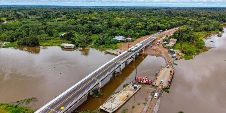 Após pressão da população, tráfego de veículos é liberado na nova ponte do Autaz Mirim na BR-319