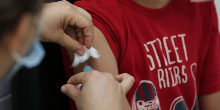 Vacinação nas escolas segue até dia 30 e meta é imunizar 27 milhões