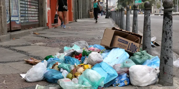 Câmara aprova multa para quem descartar lixo em vias públicas