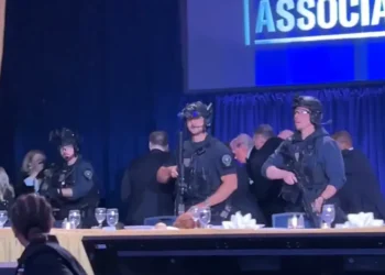 Trump é retirado às pressas de evento após tiros em Washington