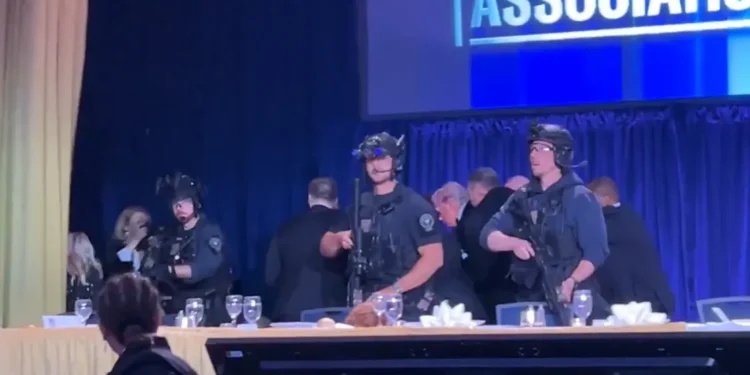 Trump é retirado às pressas de evento após tiros em Washington