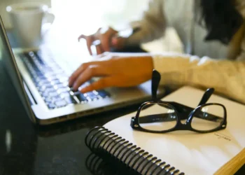 ONU Mulheres revela avanço da violência online contra jornalistas