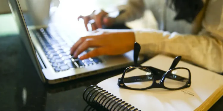 ONU Mulheres revela avanço da violência online contra jornalistas