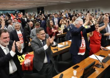 Comissão aprova relatório de PEC que acaba com escala 6X1