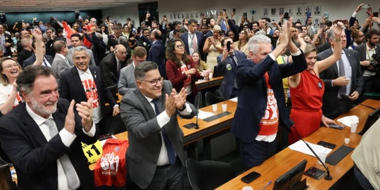Comissão aprova relatório de PEC que acaba com escala 6X1