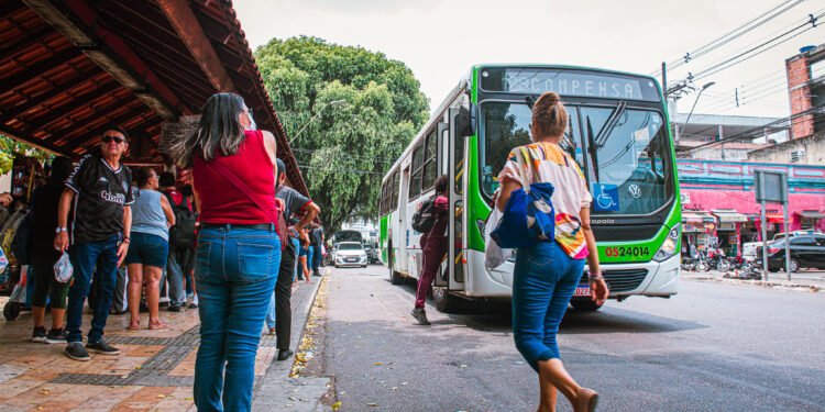 Rodoviários mantêm greve de ônibus para sexta-feira após impasse sobre reajuste salarial