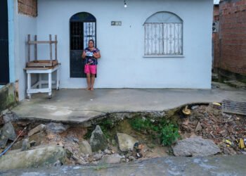 Fala Manaus: famílias vivem com medo enquanto crateras avançam sobre casas no Cidade de Deus