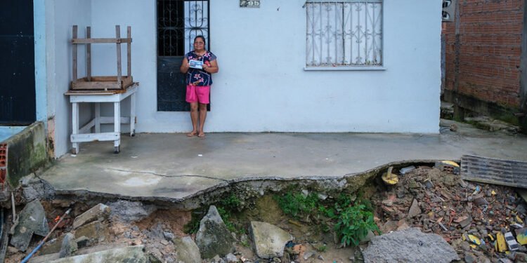 Fala Manaus: famílias vivem com medo enquanto crateras avançam sobre casas no Cidade de Deus
