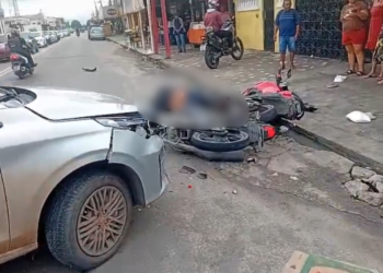 Vítima cai na pista após colisão com veículo - (Foto: Reprodução/Redes sociais)