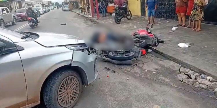 Vítima cai na pista após colisão com veículo - (Foto: Reprodução/Redes sociais)