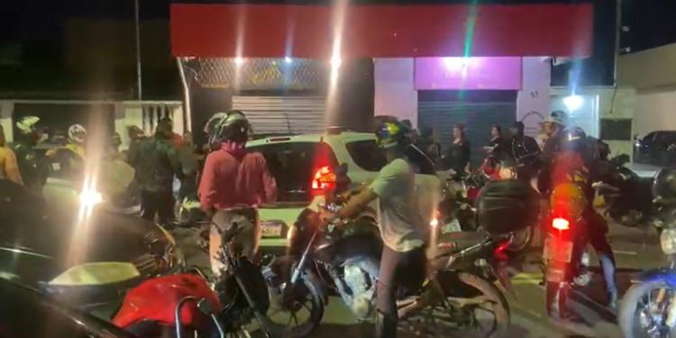 Motorista de app tem carro roubado, persegue criminosos e suspeitos são agredidos por populares após colisão em Manaus