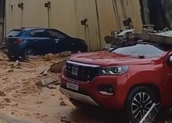 Muro desaba durante temporal e destrói carros em condomínio na zona Norte de Manaus