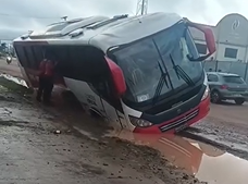 Ônibus cai em vala no Cacau Pirêra e moradores denunciam abandono das vias em Iranduba
