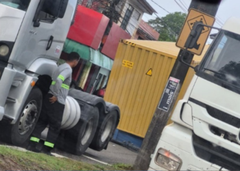 Contêiner despenca de carreta e trava trânsito em Manaus