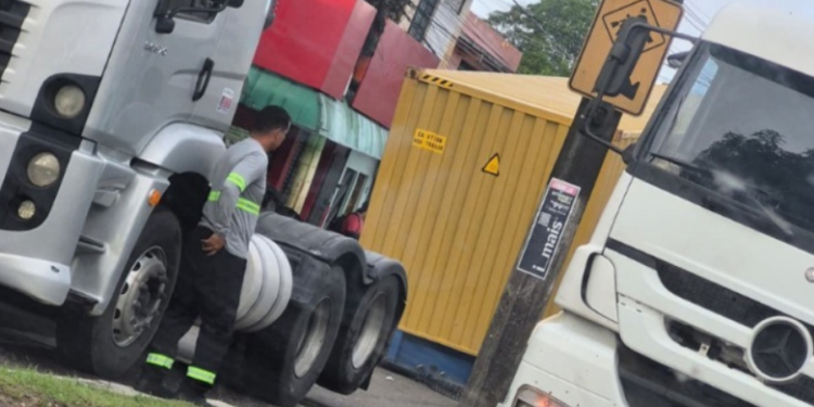 Contêiner despenca de carreta e trava trânsito em Manaus