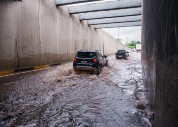 Defesa Civil emite alerta severo para risco de deslizamento na zona Oeste de Manaus