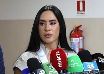 Durante entrevista - Isabelle Nogueira