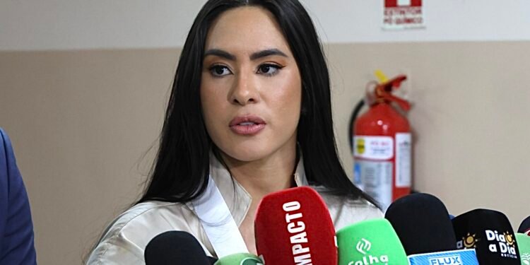 Durante entrevista - Isabelle Nogueira