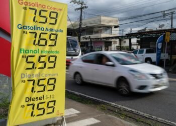 Gasolina aditivada chega a R$ 7,79