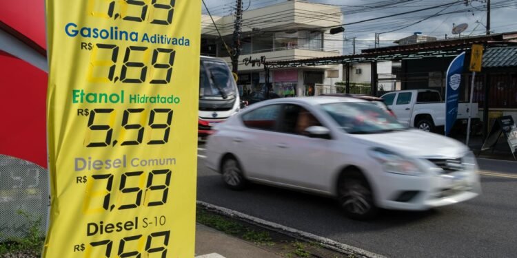 Gasolina aditivada chega a R$ 7,79