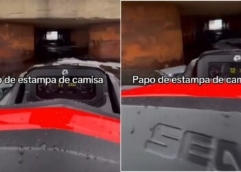 Homem realiza manobra com jet ski
