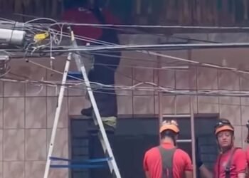 Homem sofre descarga elétrica ao confeccionar bandeirolas no bairro Educandos