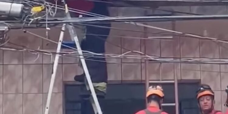 Homem sofre descarga elétrica ao confeccionar bandeirolas no bairro Educandos